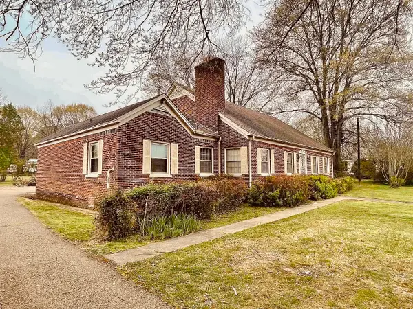 322 Poplar Ave E, Selmer, TN 38375