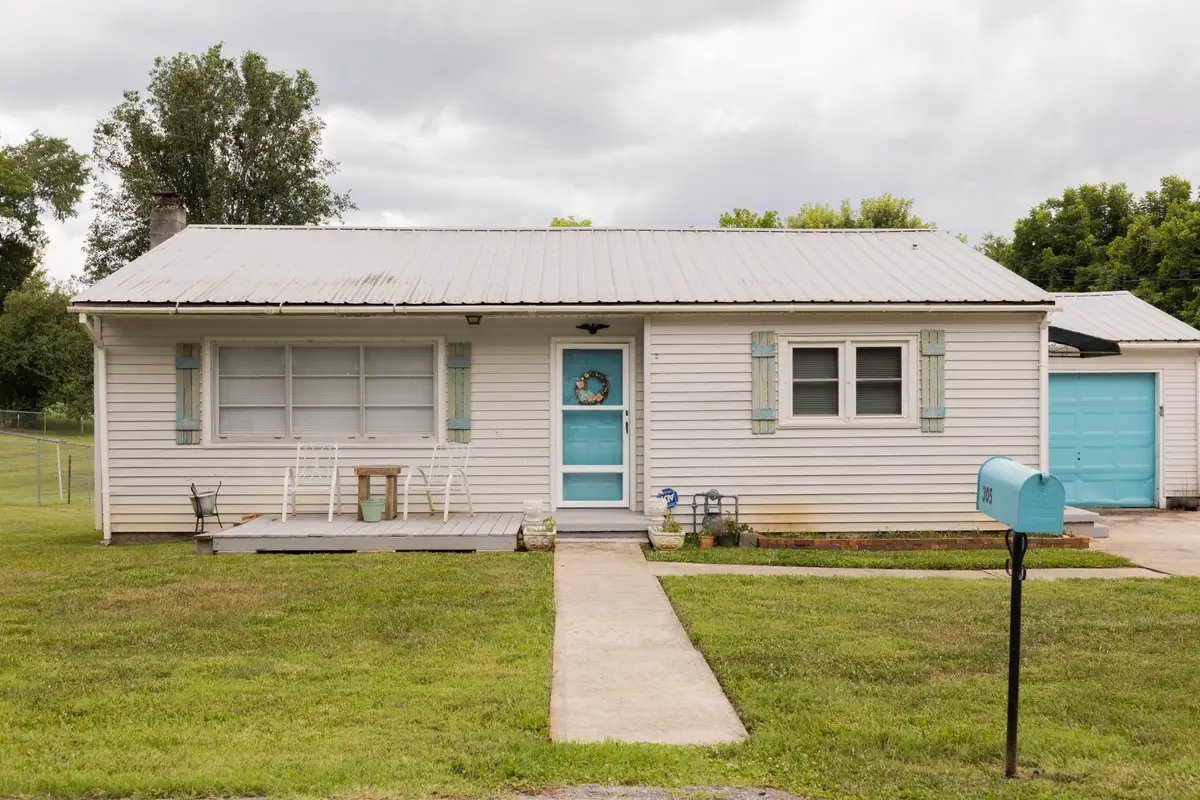 305 W Bronson St, Sparta, TN 38583 - #1