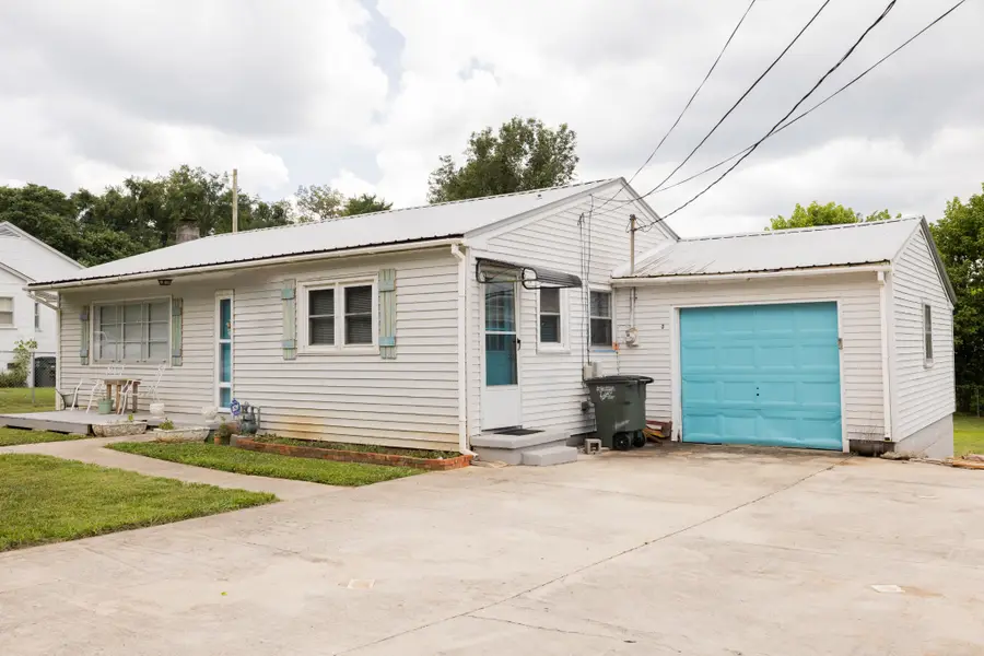 305 W Bronson St, Sparta, TN 38583 - #2