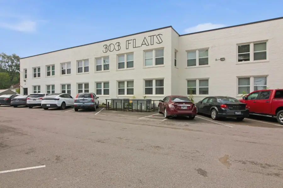 303 S Poplar St, Paris, TN 38242 - #2