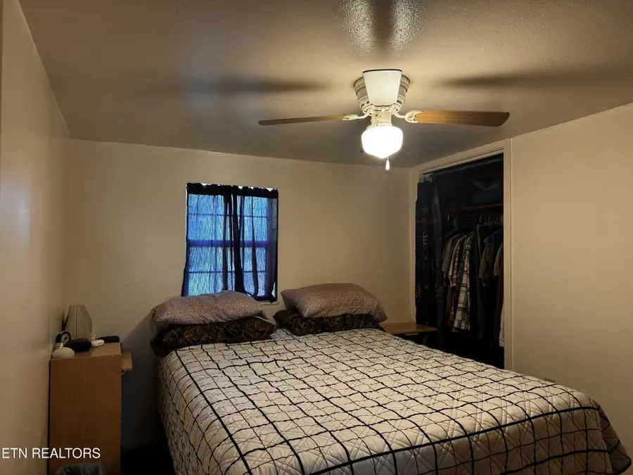 409 Jarnigan St, Clinton, TN 37716 - #3