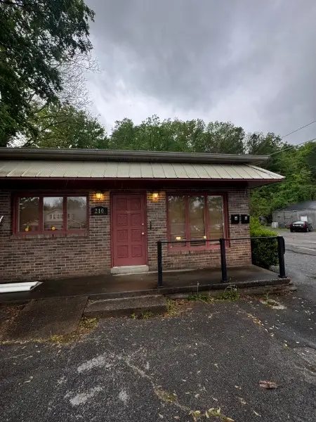 210 E Main St, Waverly, TN 37185 - #1