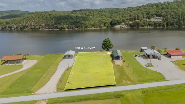 648 River Front Dr, Clifton, TN 38425