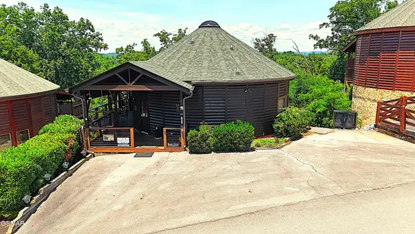 1086 Towering Oaks Drive, Sevierville, TN 37876