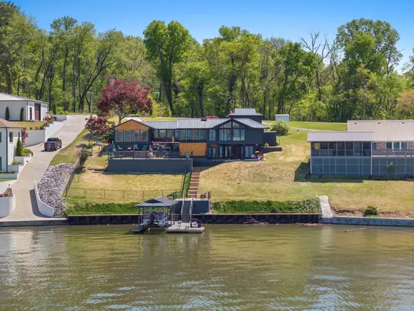 105 Lakeview Dr, Muscle Shoals, AL 35661