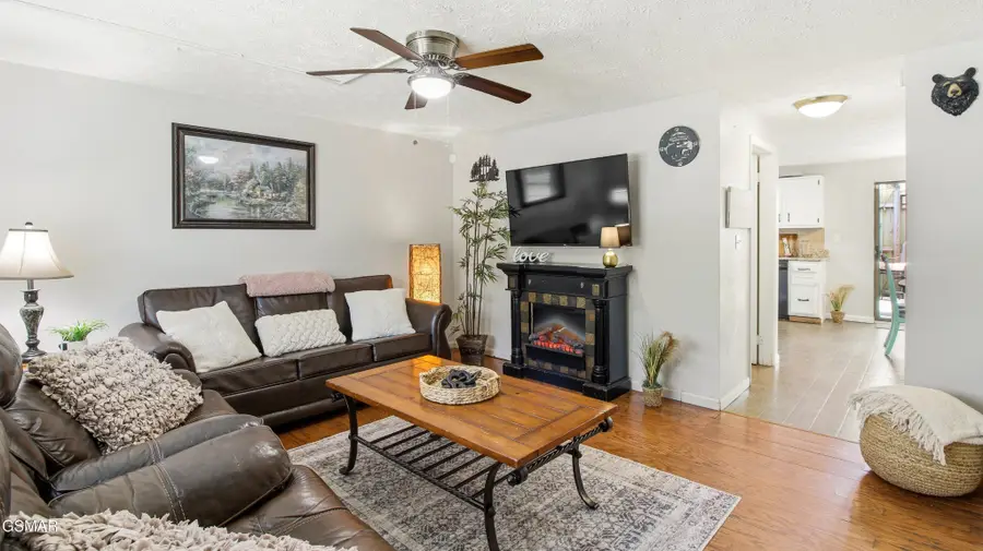 625 S Asbury Drive #APT 11, Pigeon Forge, TN 37863 - #3