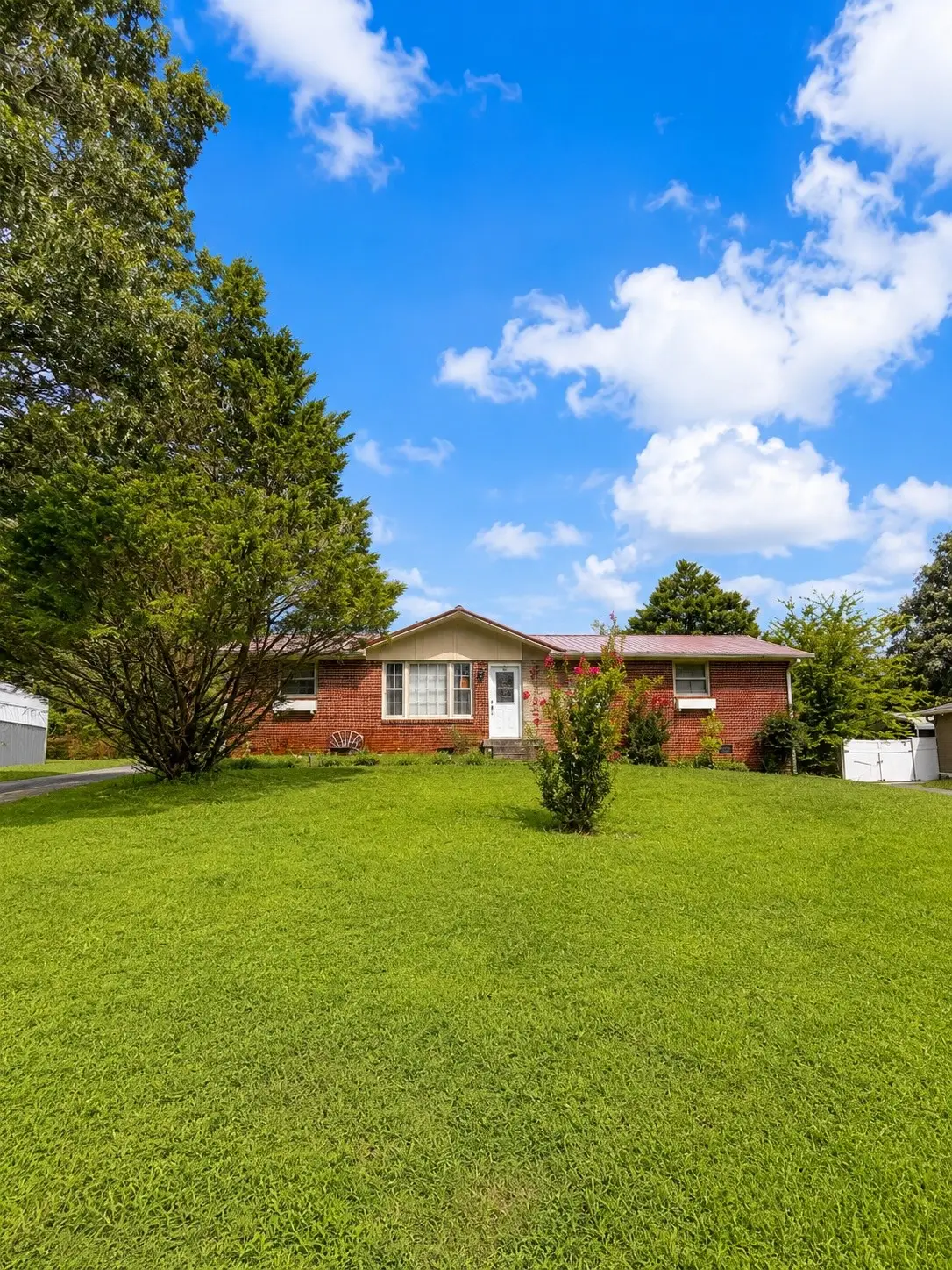 204 Lakeshore Dr, McMinnville, TN 37110 - #1