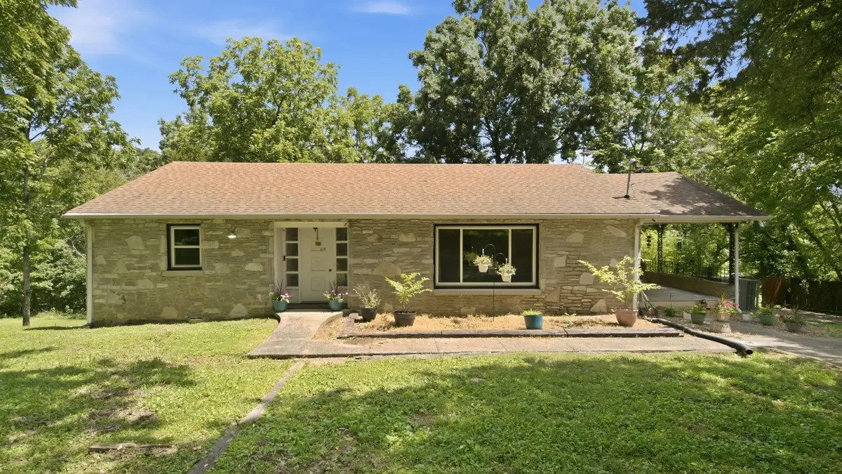 215 Wallace Dr, Fayetteville, TN 37334 - #1