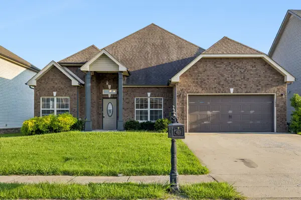 1004 Thrasher Dr, Clarksville, TN 37040