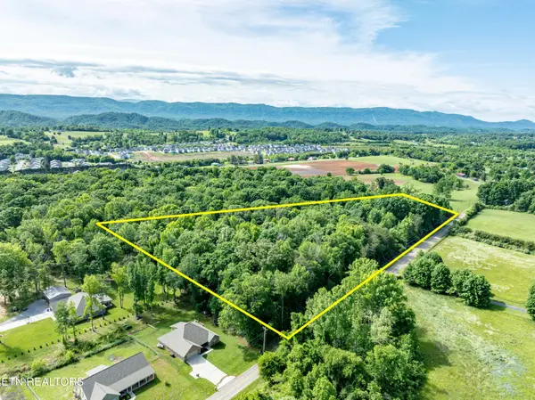 2738 Carpenters Grade Rd, Maryville, TN 37803