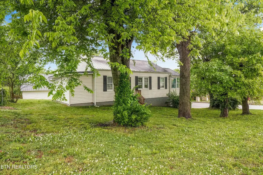 835 E Lincoln Rd, Alcoa, TN 37701 - #2