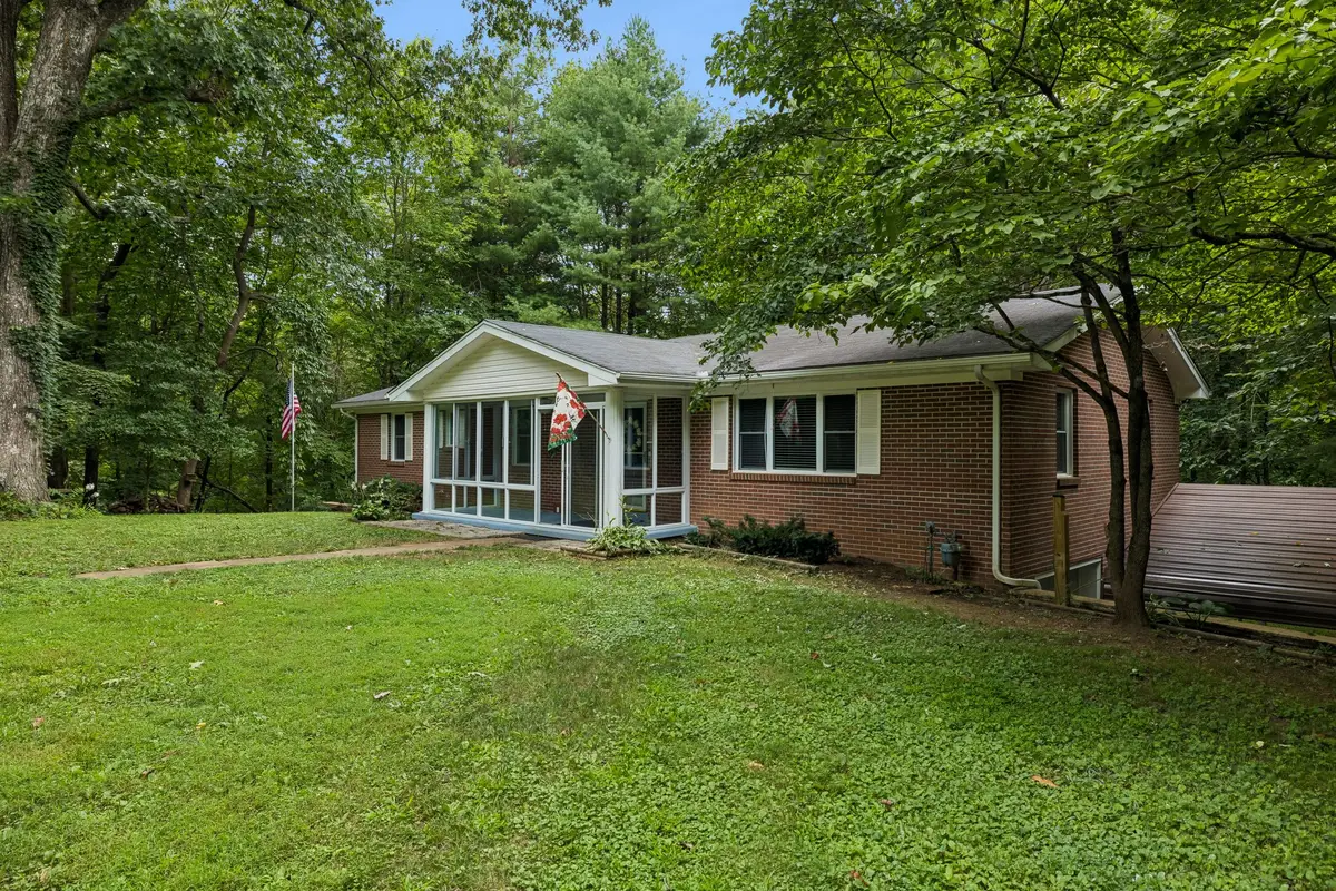 302 W Point Dr, Lafayette, TN 37083 - #1
