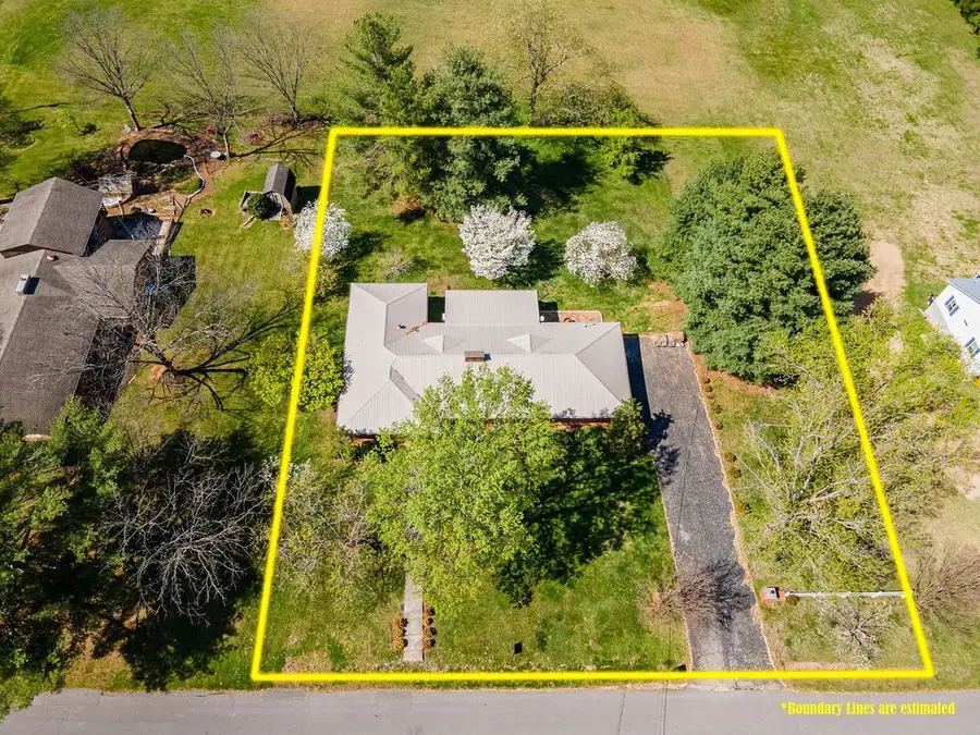 401 E Petty Ln, Winchester, TN 37398 - #3