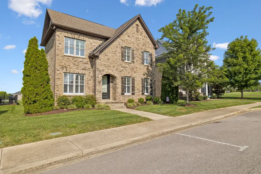 1082 N Mcmahan Dr, Gallatin, TN 37066 - #2