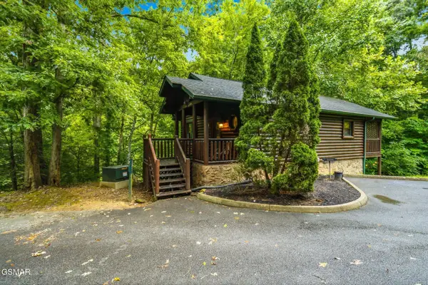 625 Gatlinburg Falls Way, Gatlinburg, TN 37738