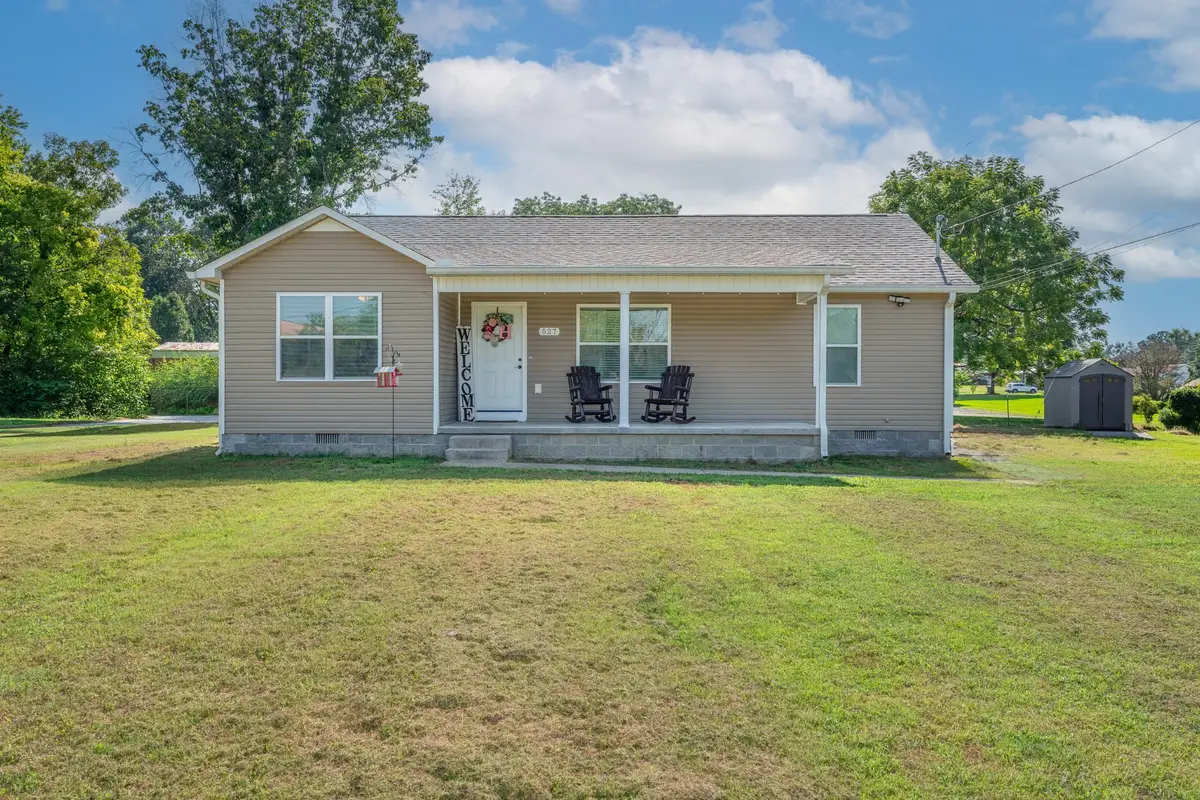 527 W 4th Ave, Hohenwald, TN 38462 - #1