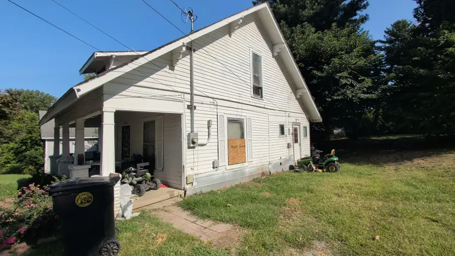 404 Light St, Dyersburg, TN 38024 - #3