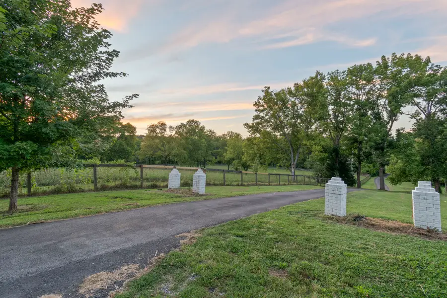 3689 Trousdale Ln, Columbia, TN 38401 - #2