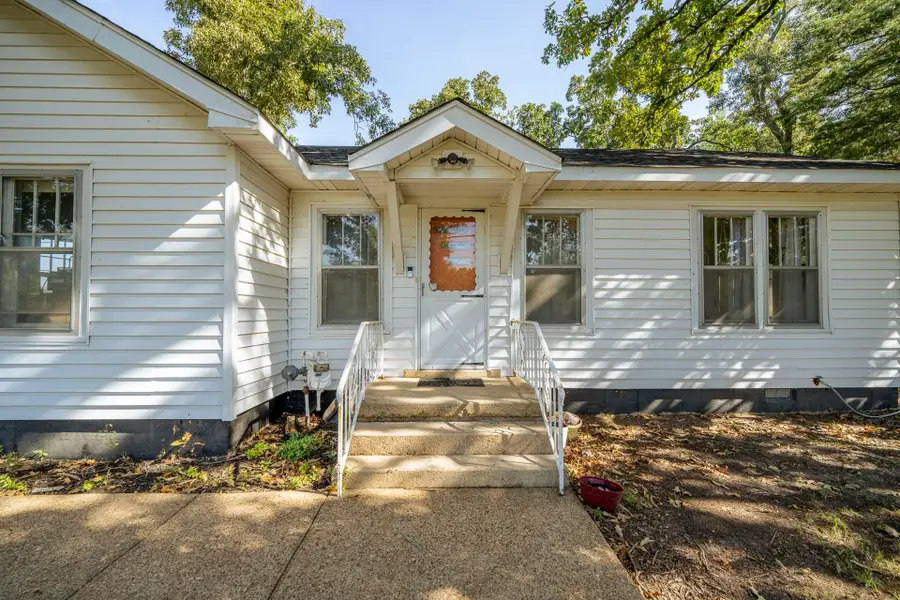 340 Oak St, Savannah, TN 38372 - #2