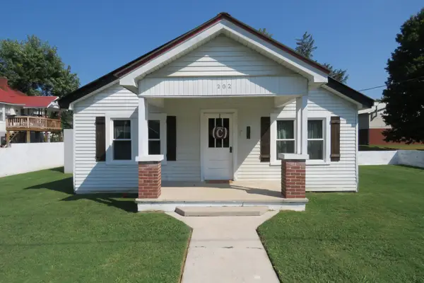 202 W 4th St, Livingston, TN 38570