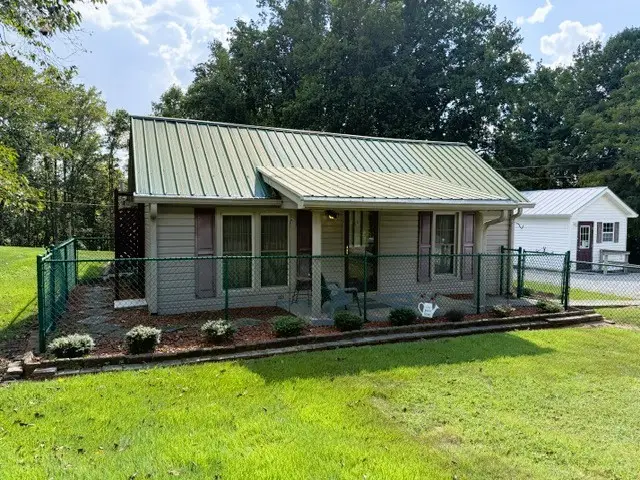 303 S Riverside Dr, McMinnville, TN 37110 - #2