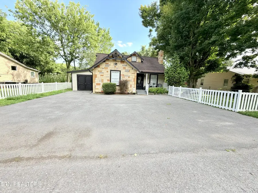 305 Jackson St, Sevierville, TN 37862 - #2