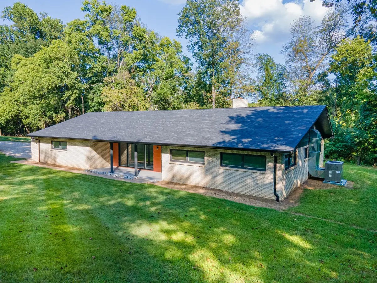 301 Sanford Ln, Lawrenceburg, TN 38464 - #1