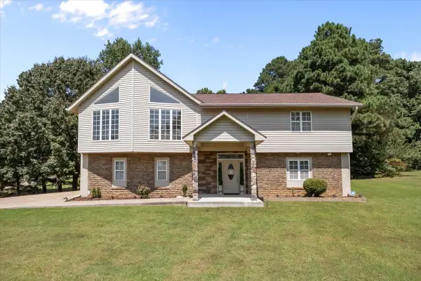110 Carriage House Dr, Camden, TN 38320