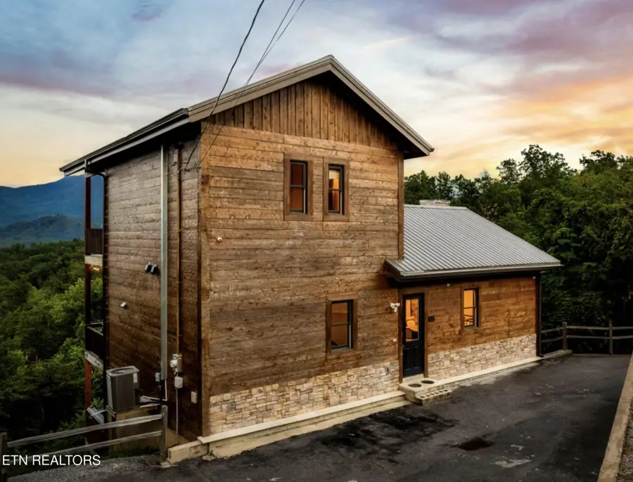 1015 Twin Oaks Rd, Gatlinburg, TN 37738 - #2
