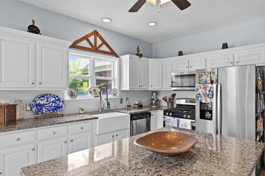 315 Masters Dr, Lexington, TN 38351 - #2