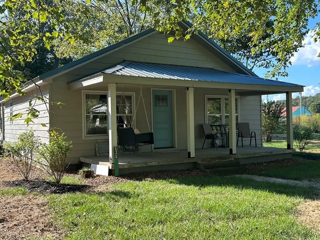 121 2nd St, Big Sandy, TN 38221 - #1