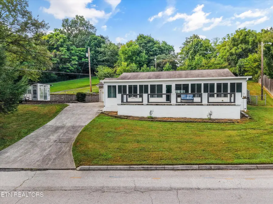 425 E Church St, Kingston, TN 37763 - #2