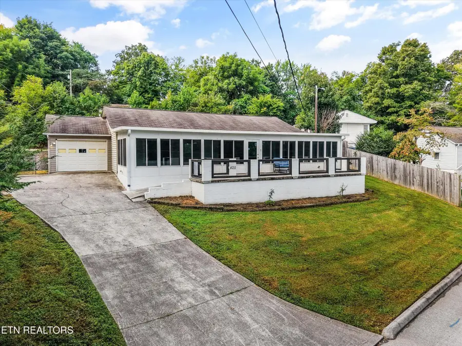 425 E Church St, Kingston, TN 37763 - #3
