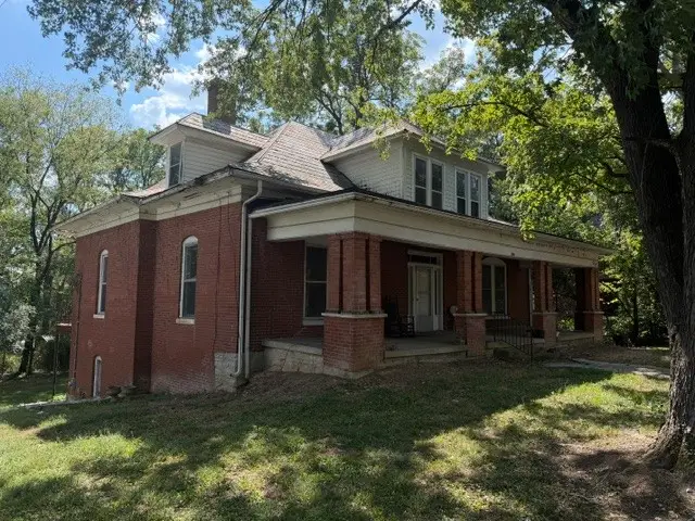 401 Washington St E, Fayetteville, TN 37334 - #2