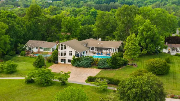 1266 Lakeview Dr, Dandridge, TN 37725