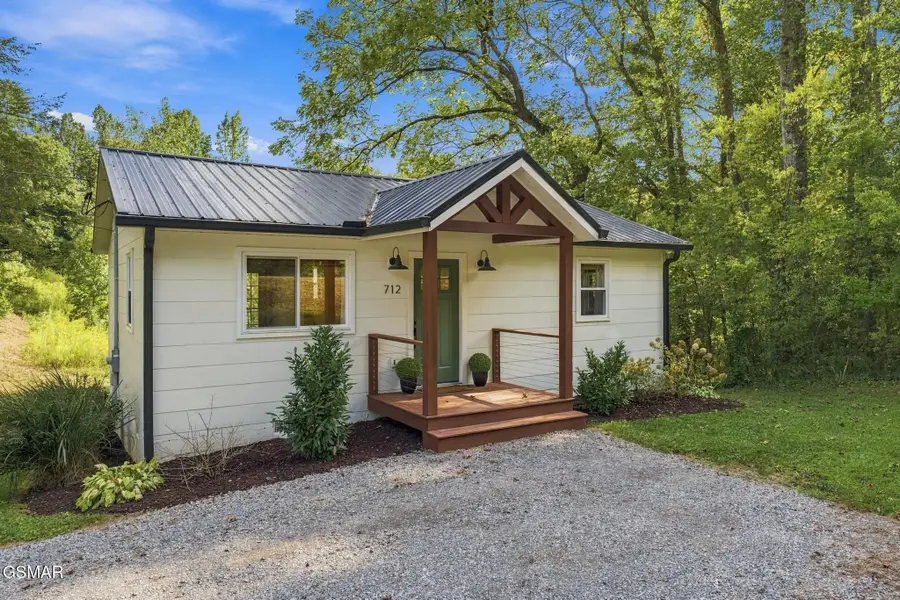 712 E Millers Cove Road, Walland, TN 37886 - #2
