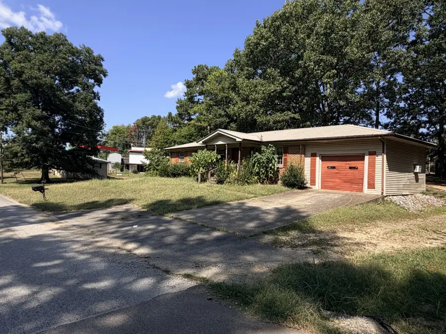 106 E James St, Collinwood, TN 38450 - #2