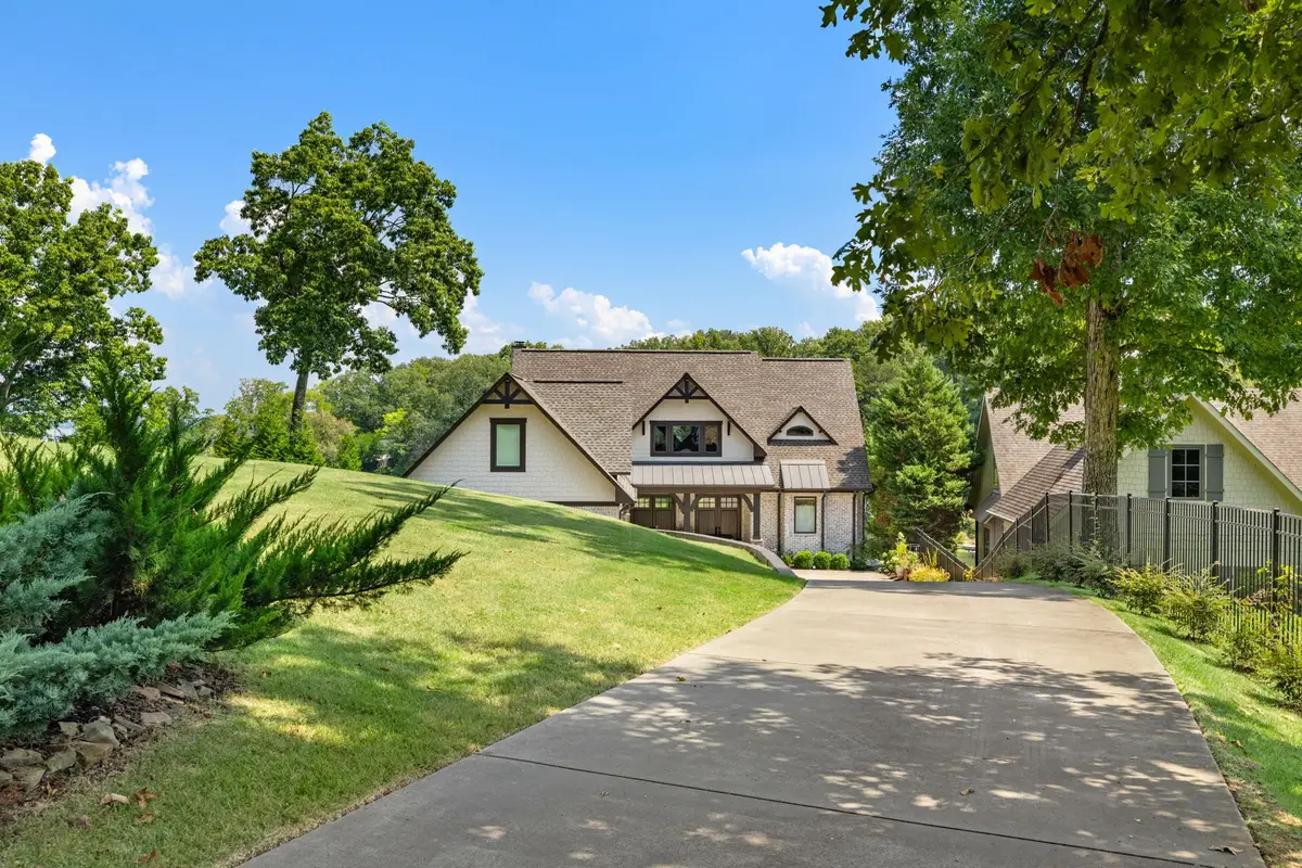 638 Pinegrove Dr, Muscle Shoals, AL 35661 - #1