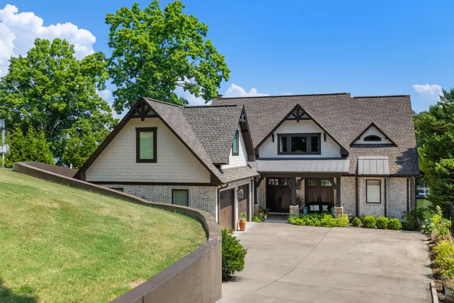 638 Pinegrove Dr, Muscle Shoals, AL 35661 - #2