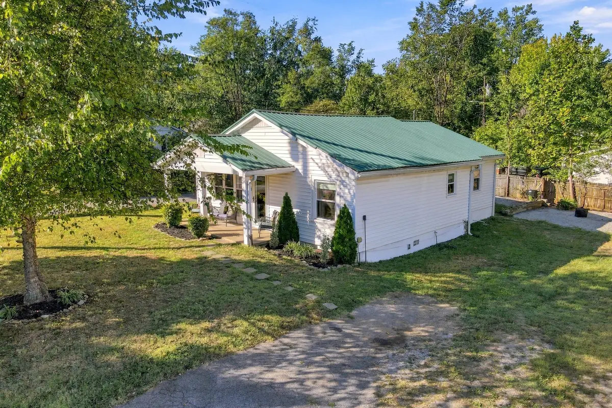 905 S Russell St, Portland, TN 37148 - #1
