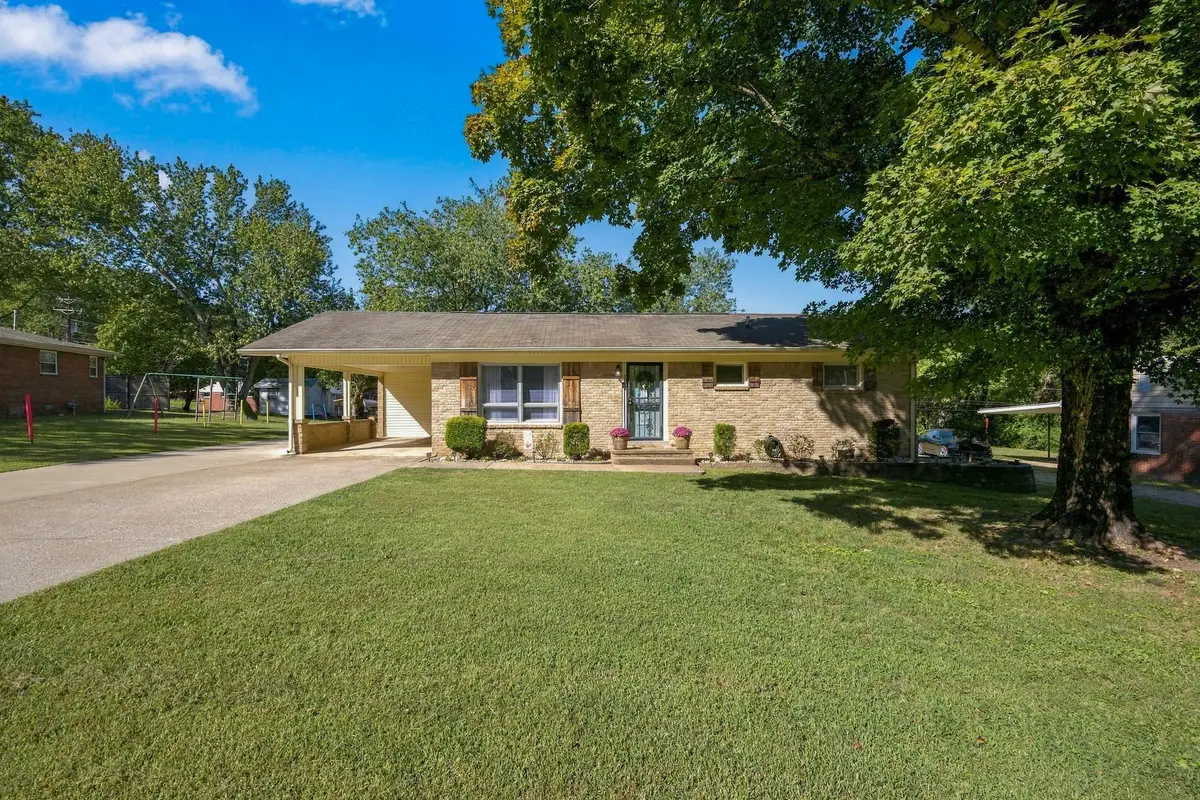 204 Park Cir, Waverly, TN 37185 - #1