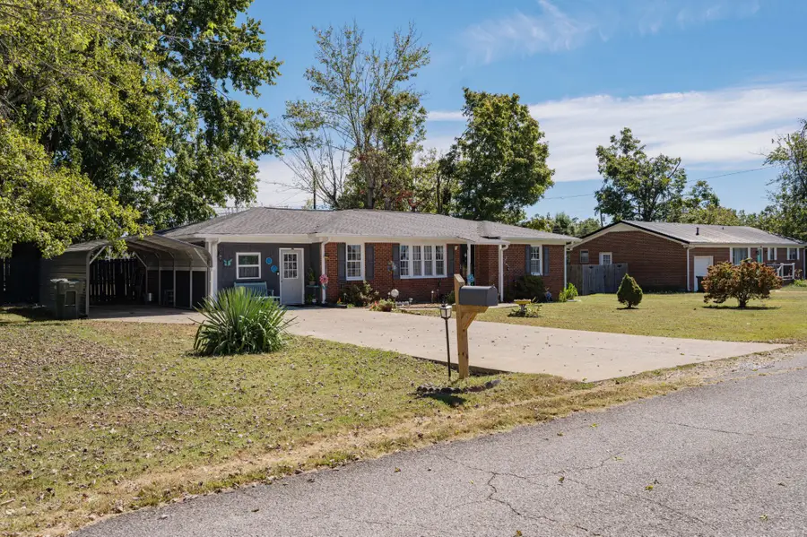 307 Hinson St, Hohenwald, TN 38462 - #2
