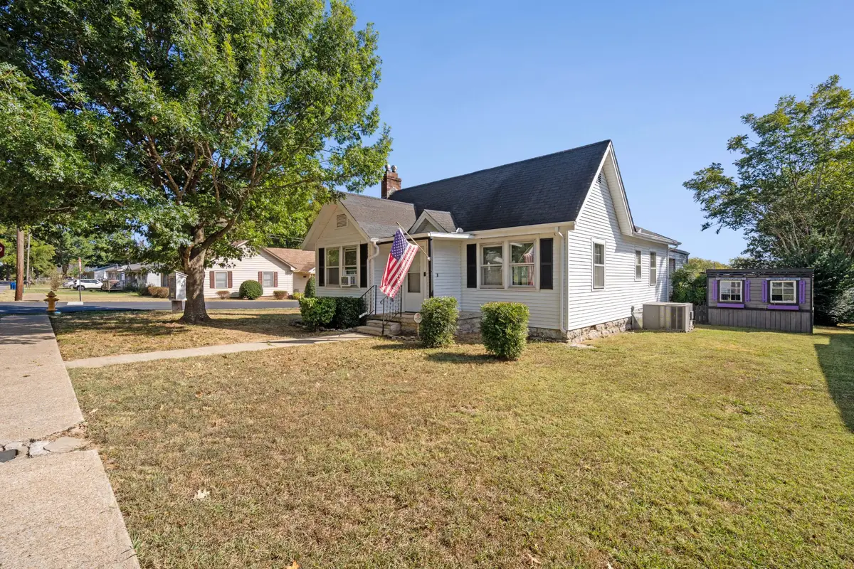 208 Hobson Ave, Shelbyville, TN 37160 - #1