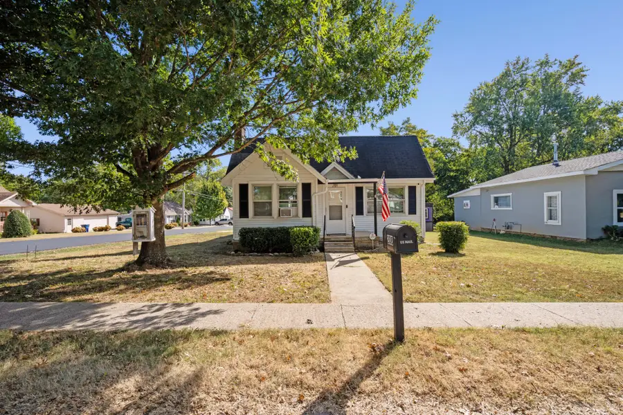 208 Hobson Ave, Shelbyville, TN 37160 - #2