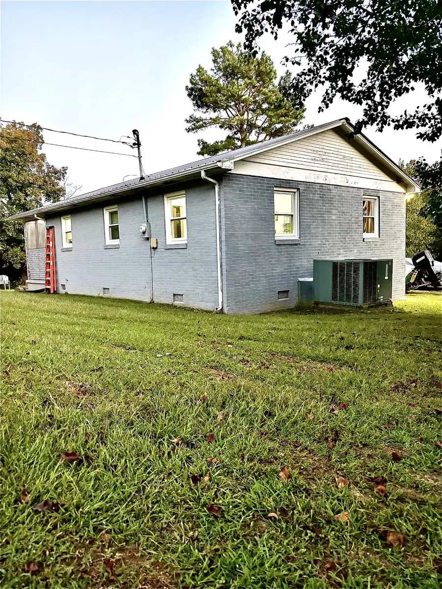 985 Ccc Rd, Mc Ewen, TN 37101 - #2