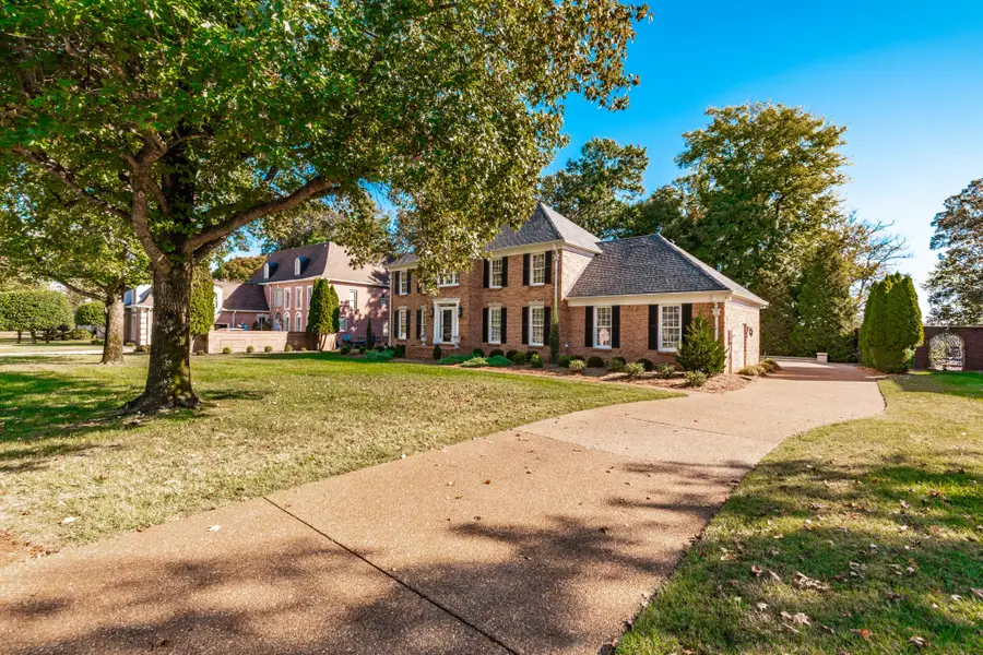214 Woodlake Dr, Gallatin, TN 37066 - #2