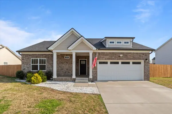 321 Wyburn Pl, Burns, TN 37029
