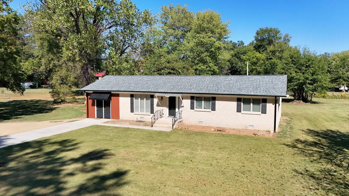 209 Country Club Ln, Bolivar, TN 38008 - #1