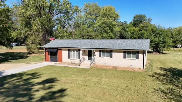 209 Country Club Ln, Bolivar, TN 38008