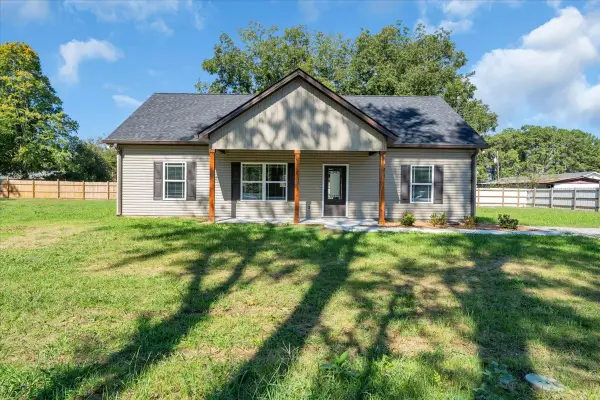 1103 E Lauderdale St, Tullahoma, TN 37388